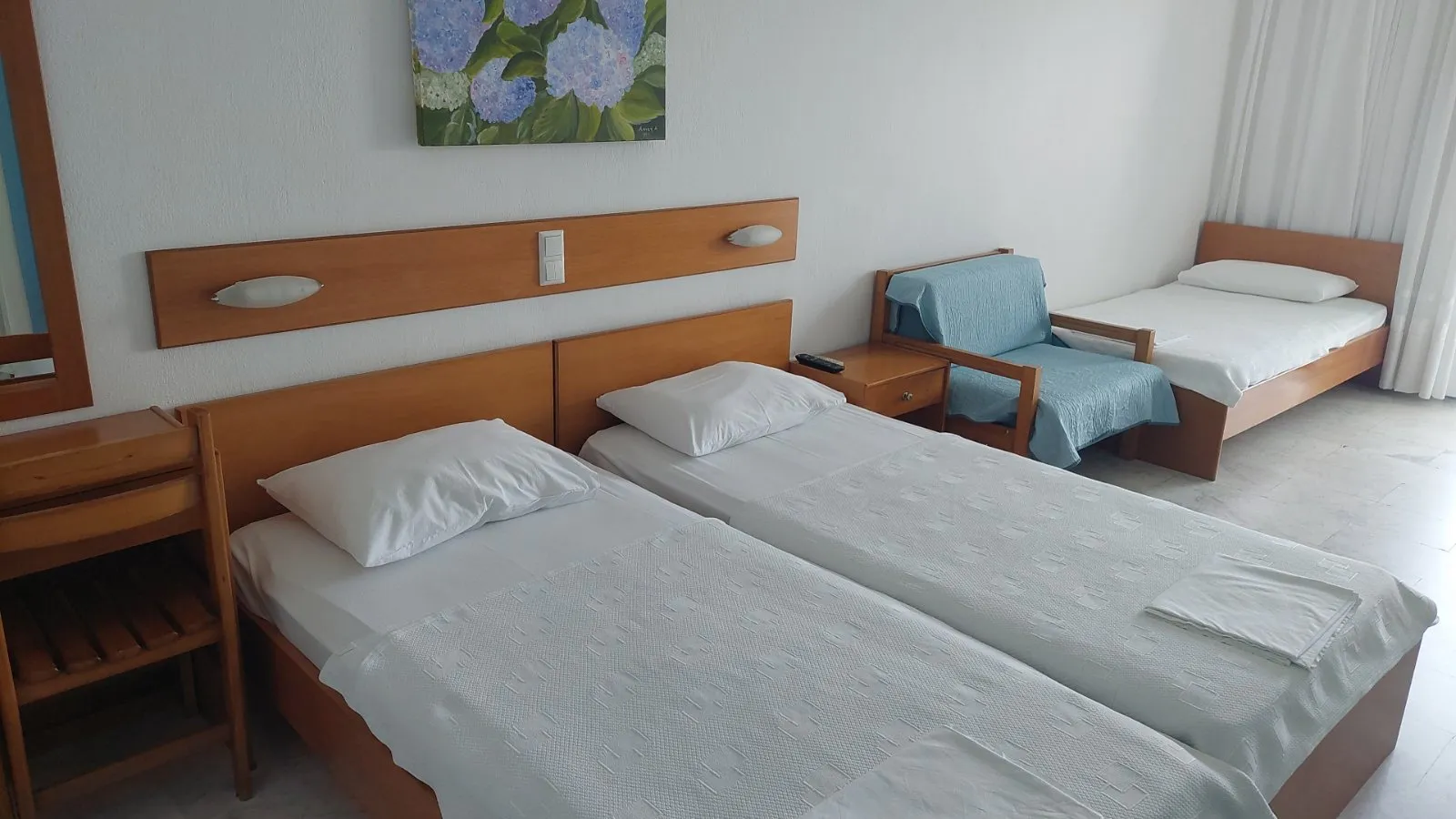 Tiara Holidays - Danae Hotel - Triple Room - bedroom